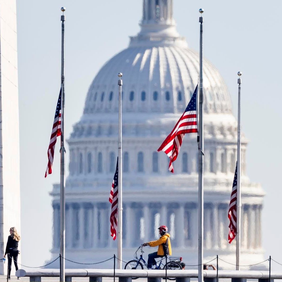 El presidente Joe Biden ordenó ondear banderas a media asta en honor a las víctimas de Maine. Foto: EFE