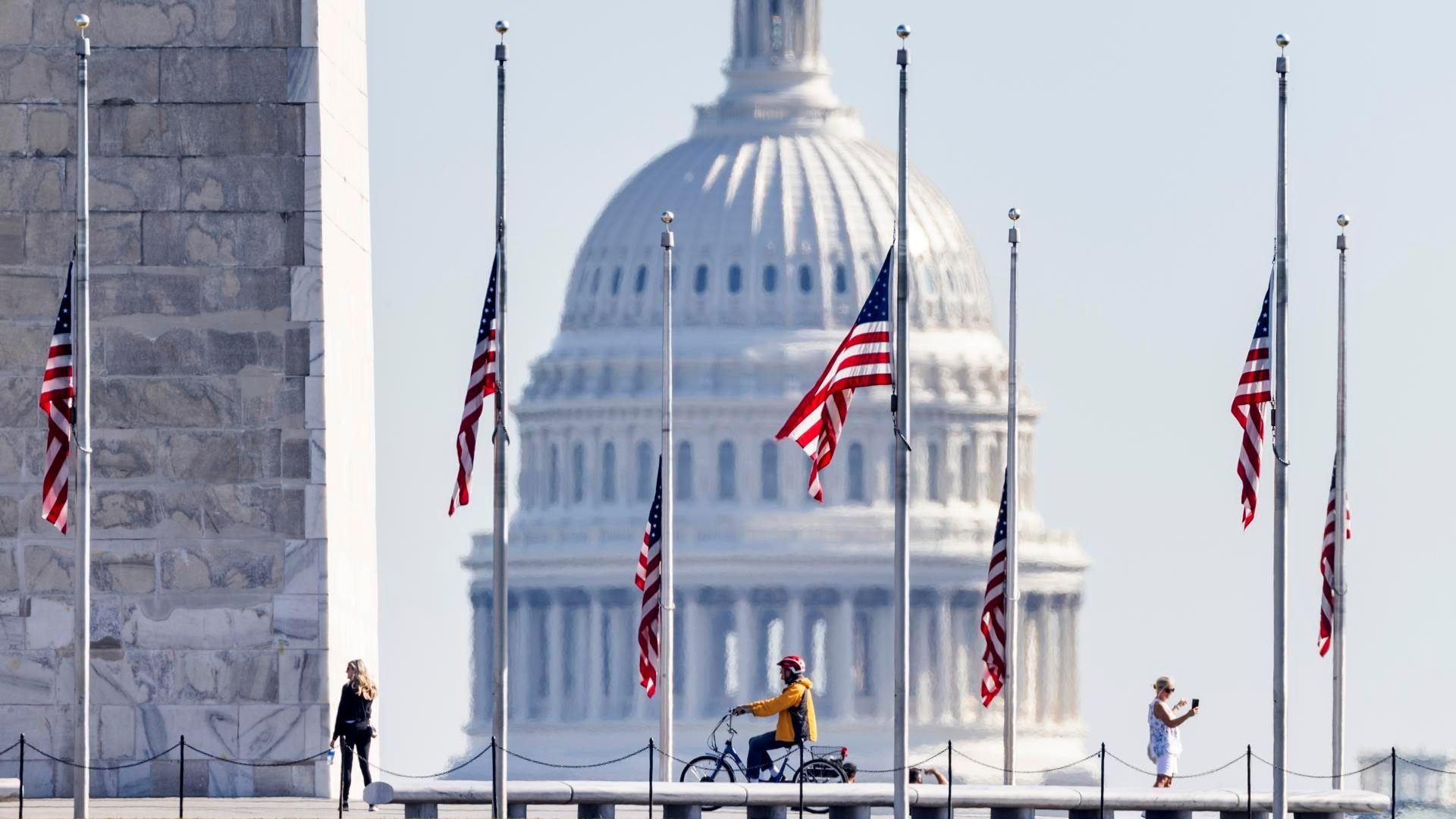 El presidente Joe Biden ordenó ondear banderas a media asta en honor a las víctimas de Maine. Foto: EFE