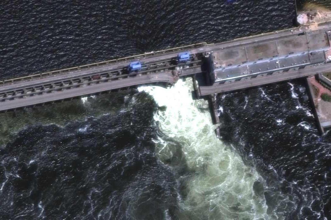 Ucrania Acusa a Rusia de Destruir Presa; Advierte Inundaciones