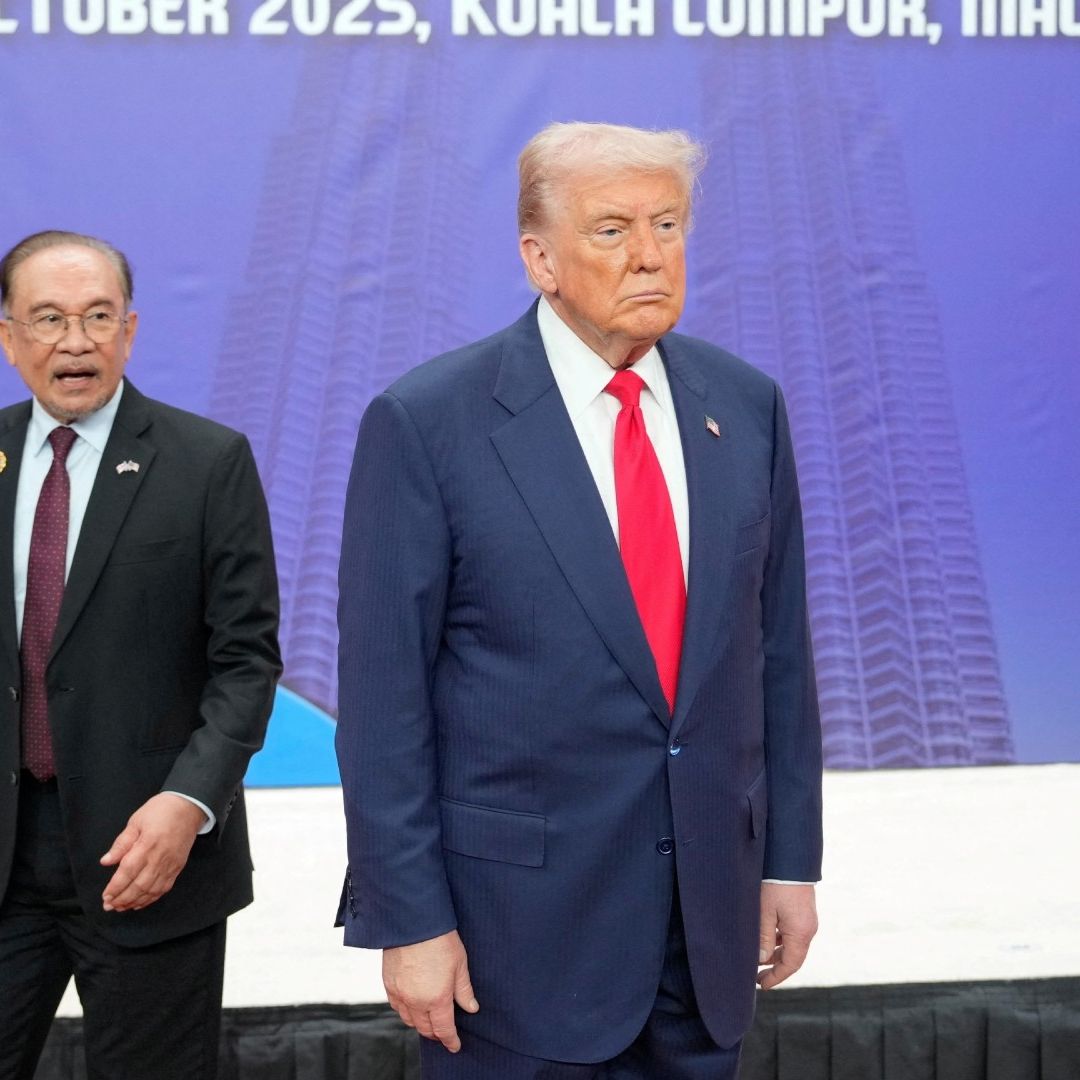 Momentos antes de la foto oficial, los mandatarios de EUA y Malasia en la Cumbre ASEAN.
