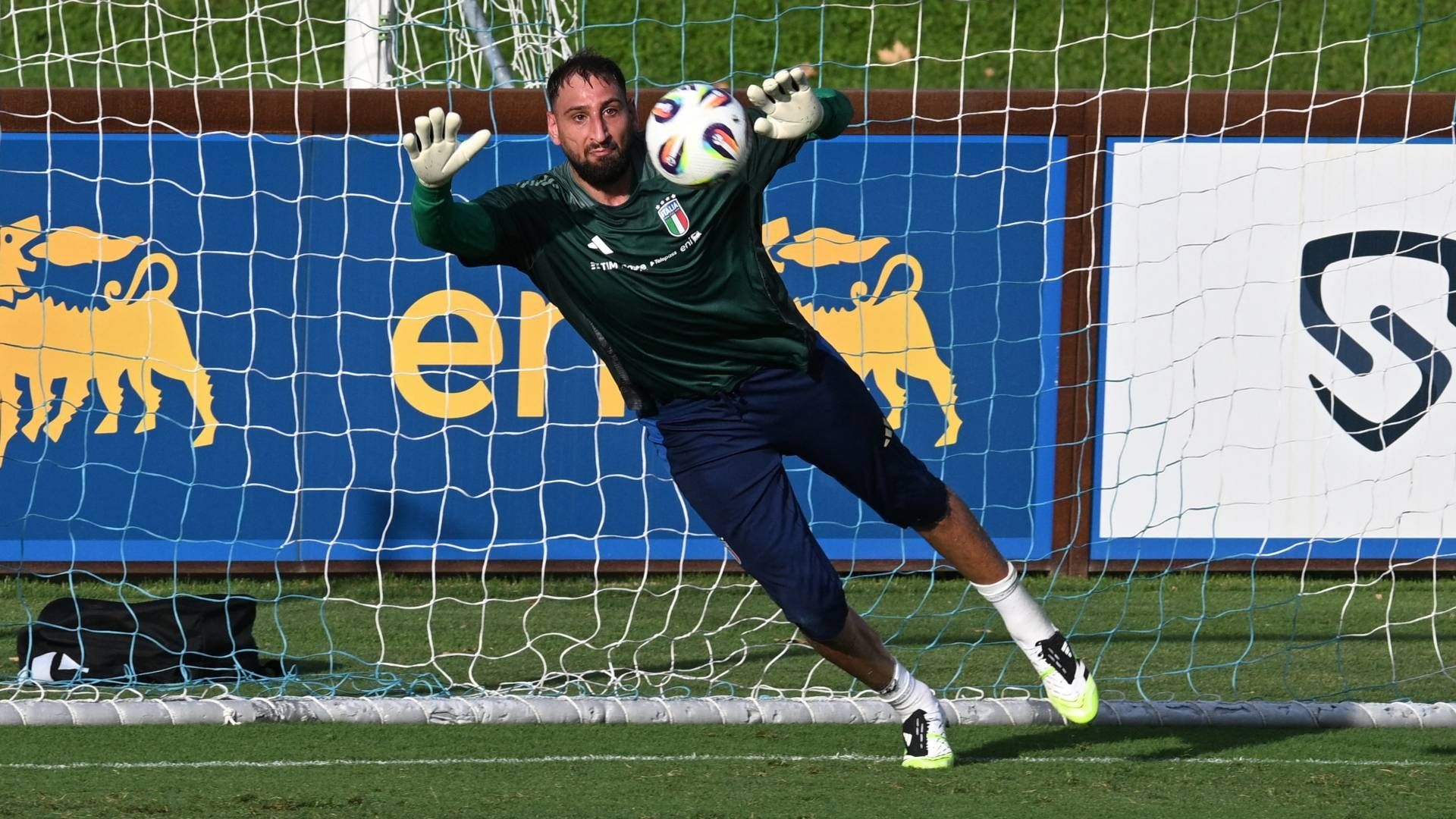 Donnarumma, portero titular de la Selección de Italia, seguirá su carrera en el Manchester United.