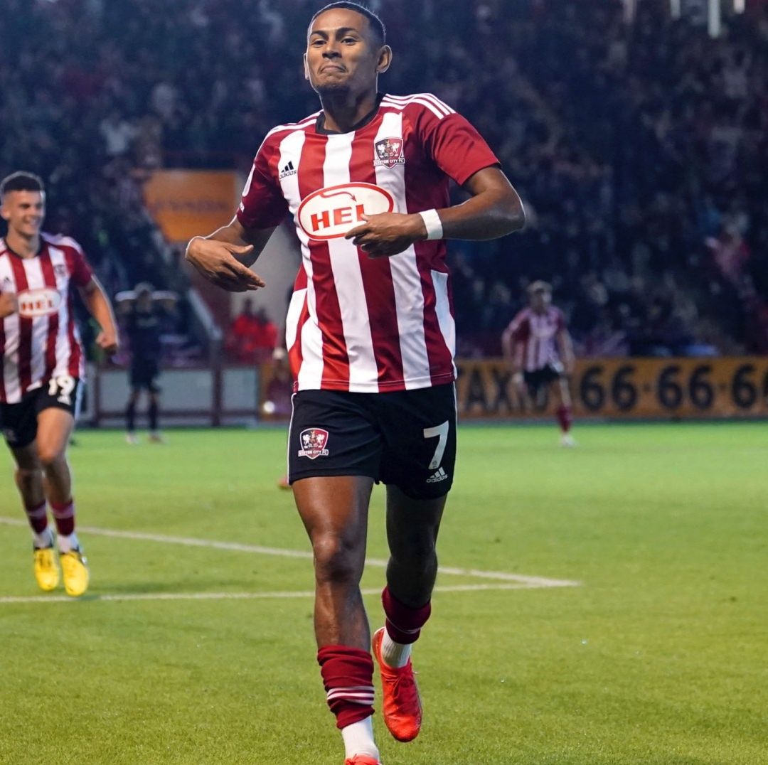 Demetri Mitchell recurre a ChatGPT para fichar por Leyton Orient.
