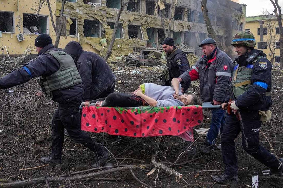 Evgeniy Maloletka gana 'Foto del Año' por capturar el sufrimiento tras invasión rusa a Ucrania