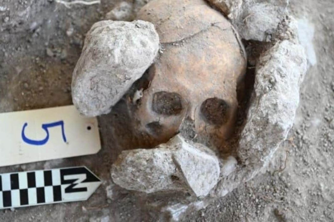 Hallan 8 Jóvenes Sacrificados en Pirámide Maya de 2 Mil años
