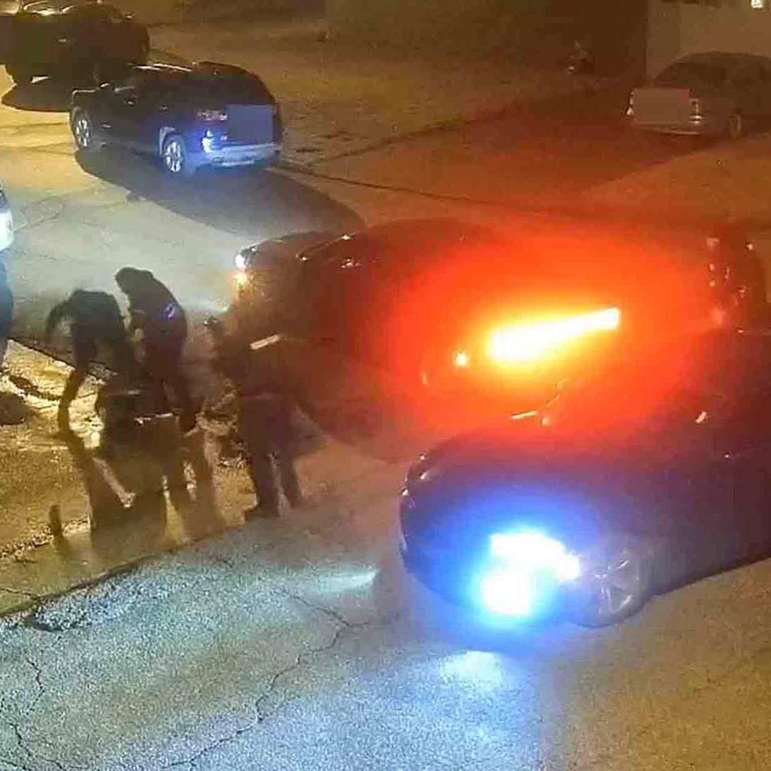 Agentes de policía golpean al afroamericano Tyre Nichols, en Memphis, EUA