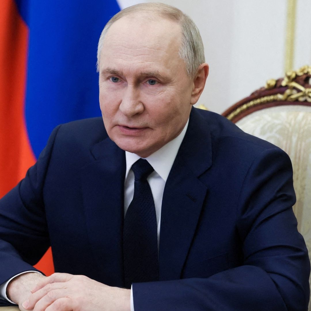 Vladimir Putin sentado frente a escritorio