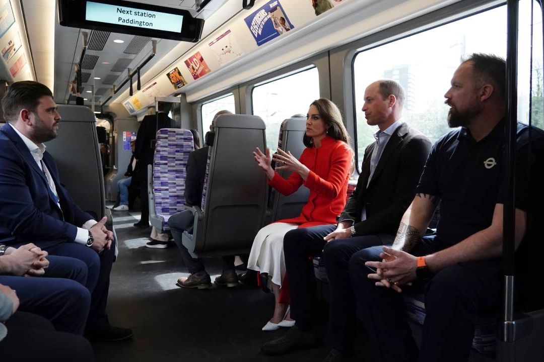 Príncipes Guillermo y Kate causan revuelo por viajar en metro a pub de Londres