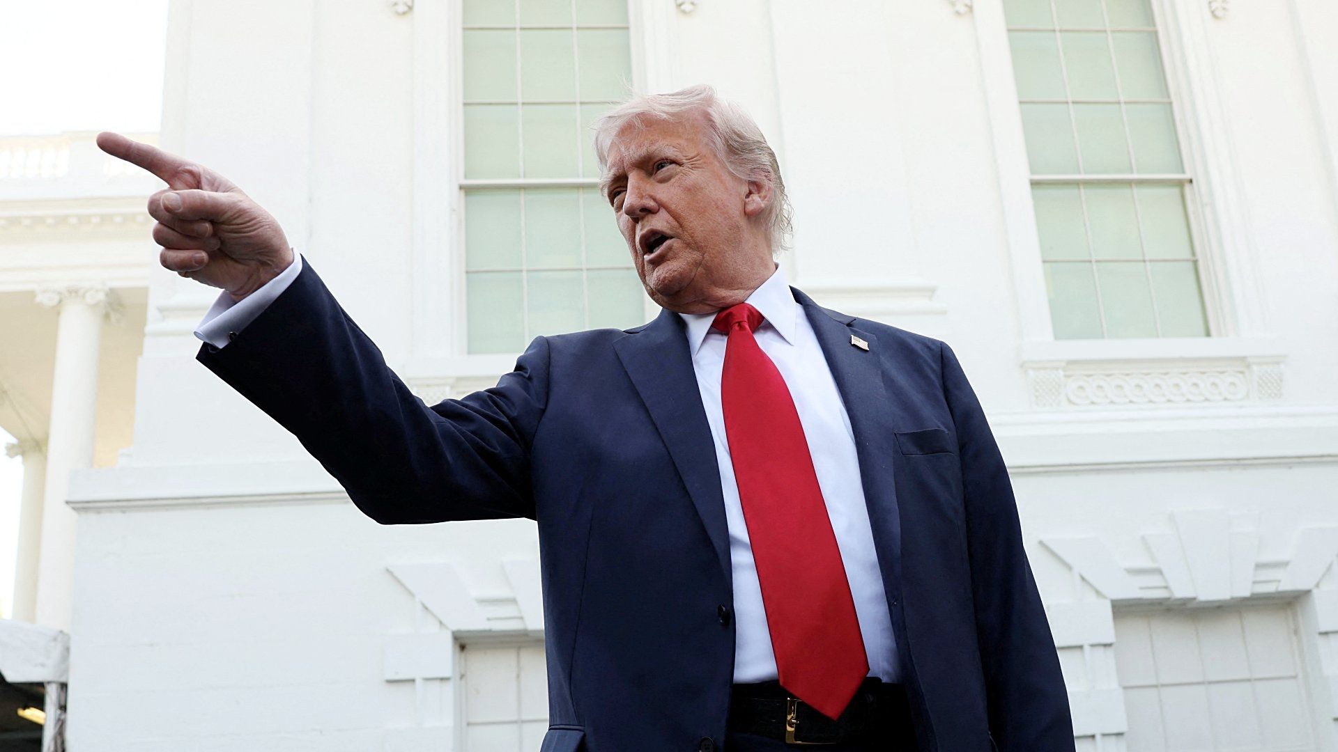El presidente Donald Trump habla con periodistas en EUA