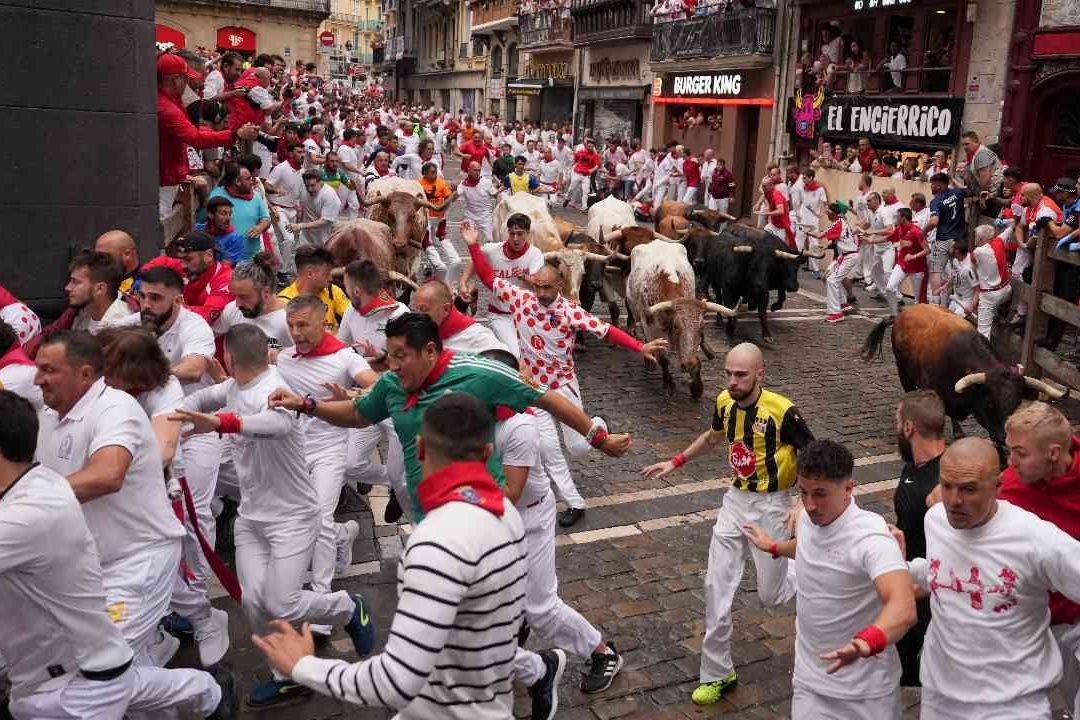 Pamplona inauguró el primer encierro con toros para las fiestas de San Fermín o San Fermines de 2023 tras Chupinazo