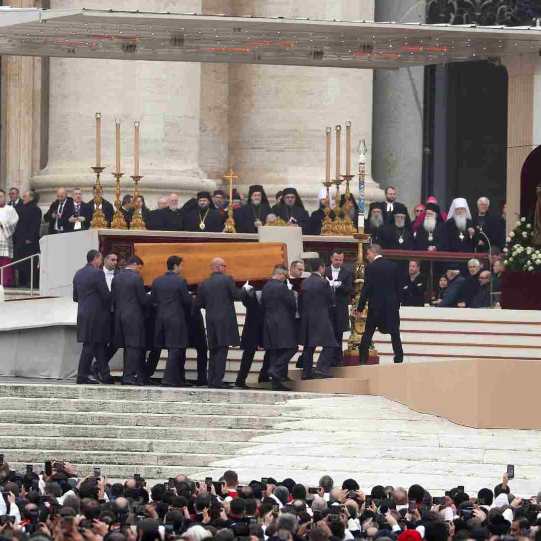 Féretro de Benedicto XVI