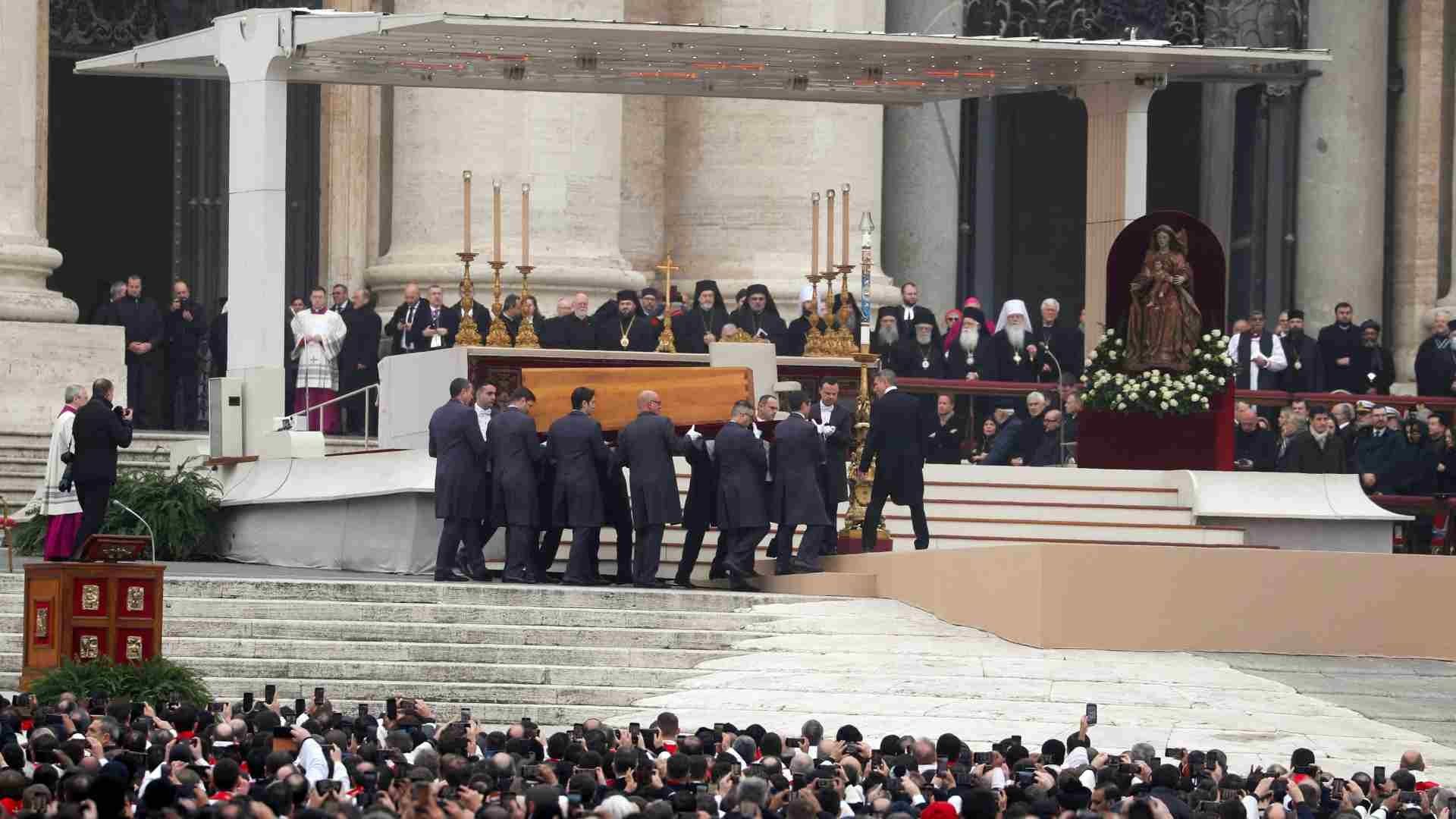 Féretro de Benedicto XVI