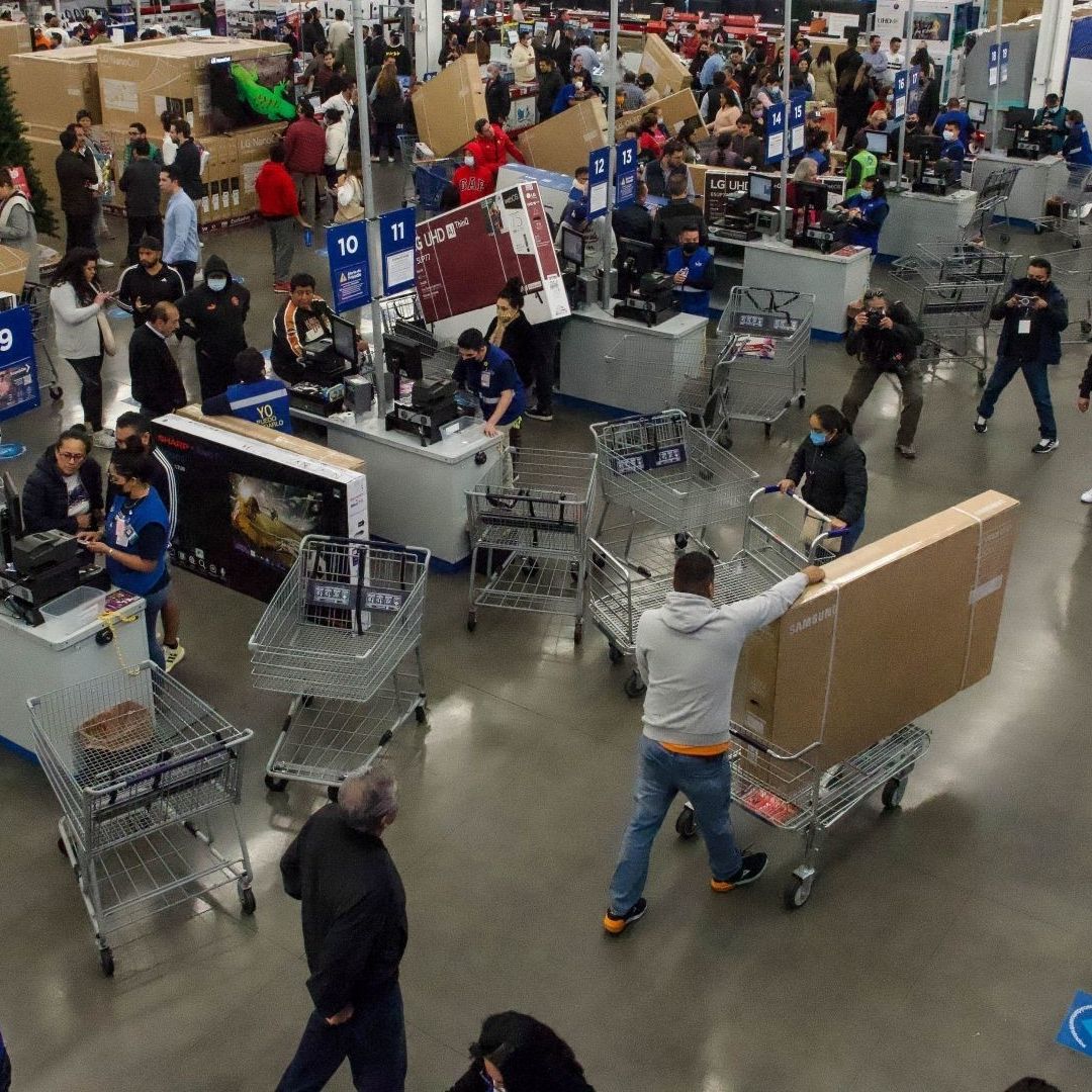 Cientos de personas en México realizan compras con su aguinaldo