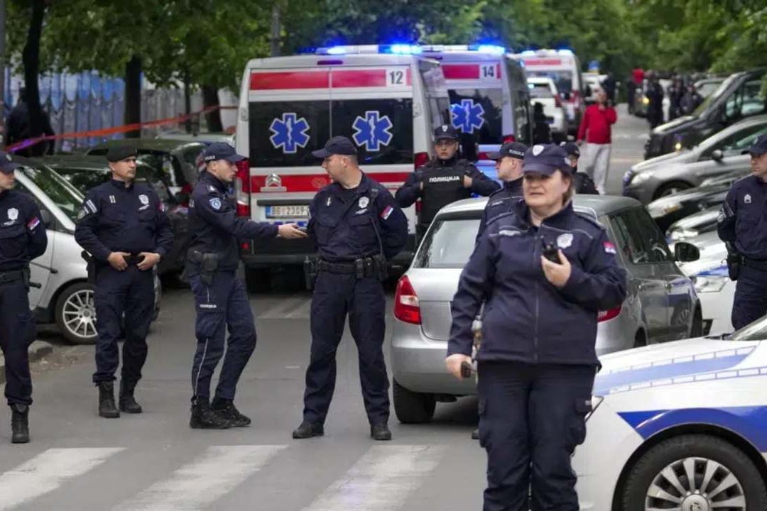 Ambulancias y elementos de la policía en Serbia tras el reporte de una balacera