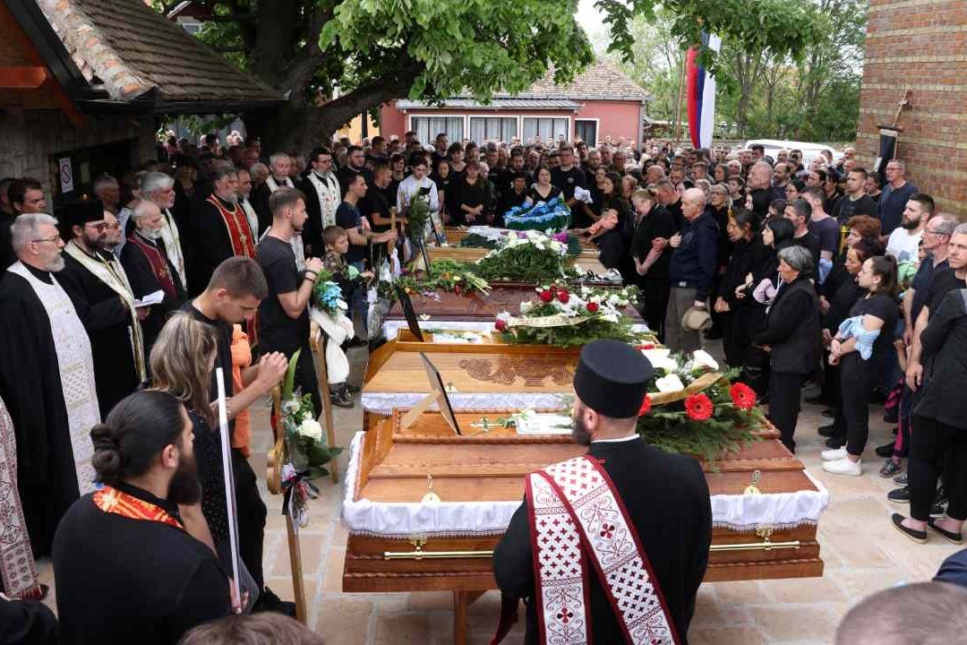 Serbia da un mes para entregar armas ilegales tras tiroteos