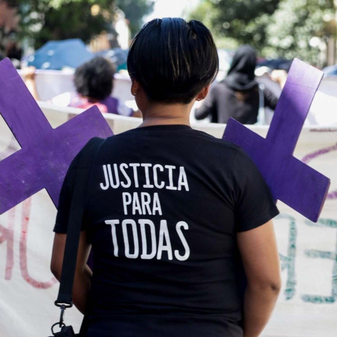 Mujer se manifiesta contra los feminicidios