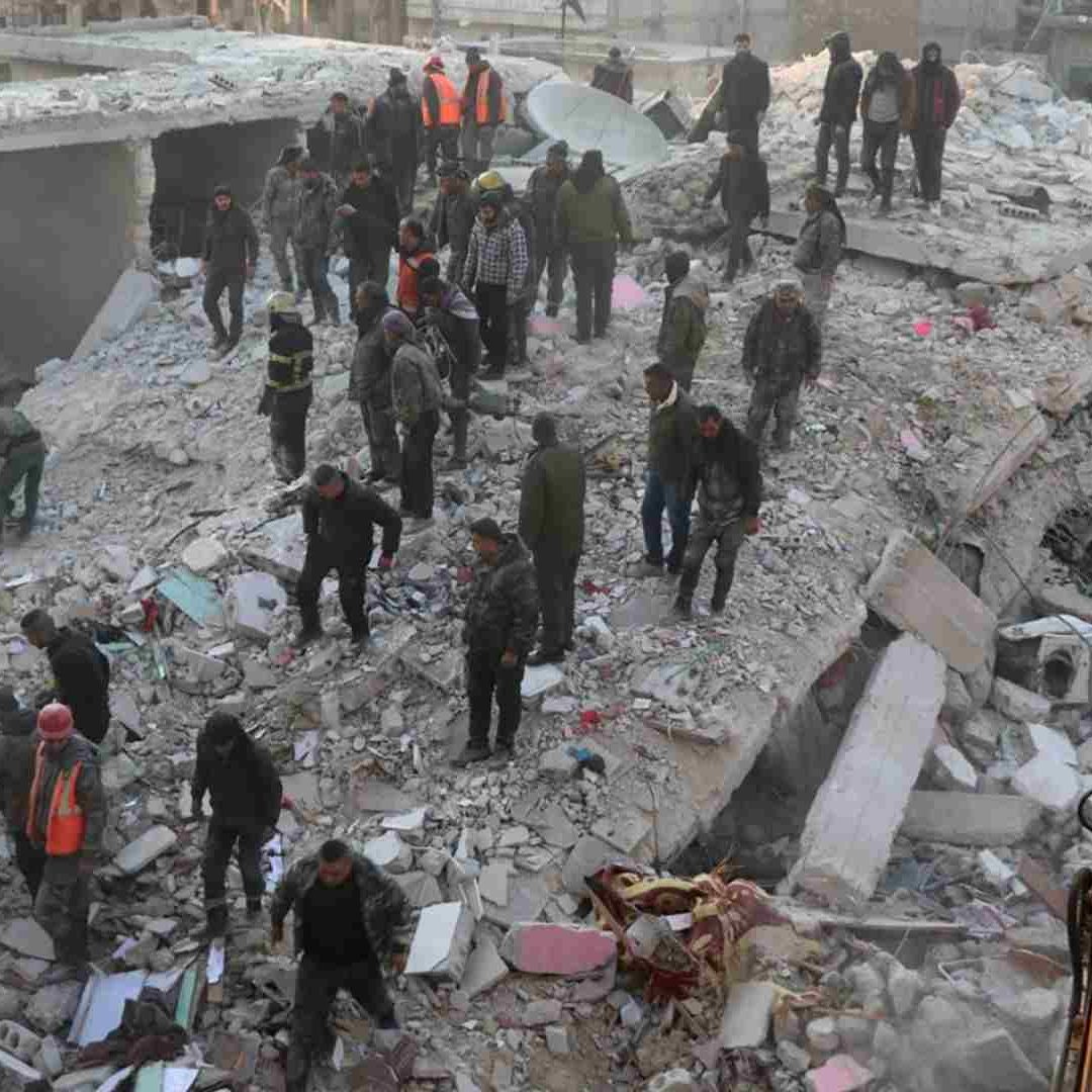 Personal de defensa y civiles trabajan en los restos de un edificio destruido del 22 de enero