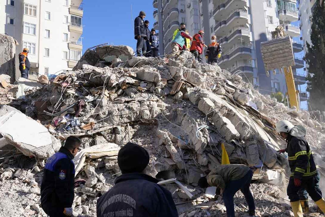 Más de 5 mil muertos han dejado los sismos en Turquía y Siria