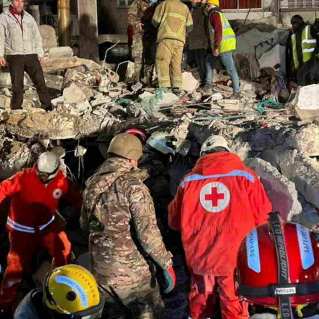 El sismo costó la vida a más de 23 mil personas, de las cuales más de 3 mil 500 en territorio sirio