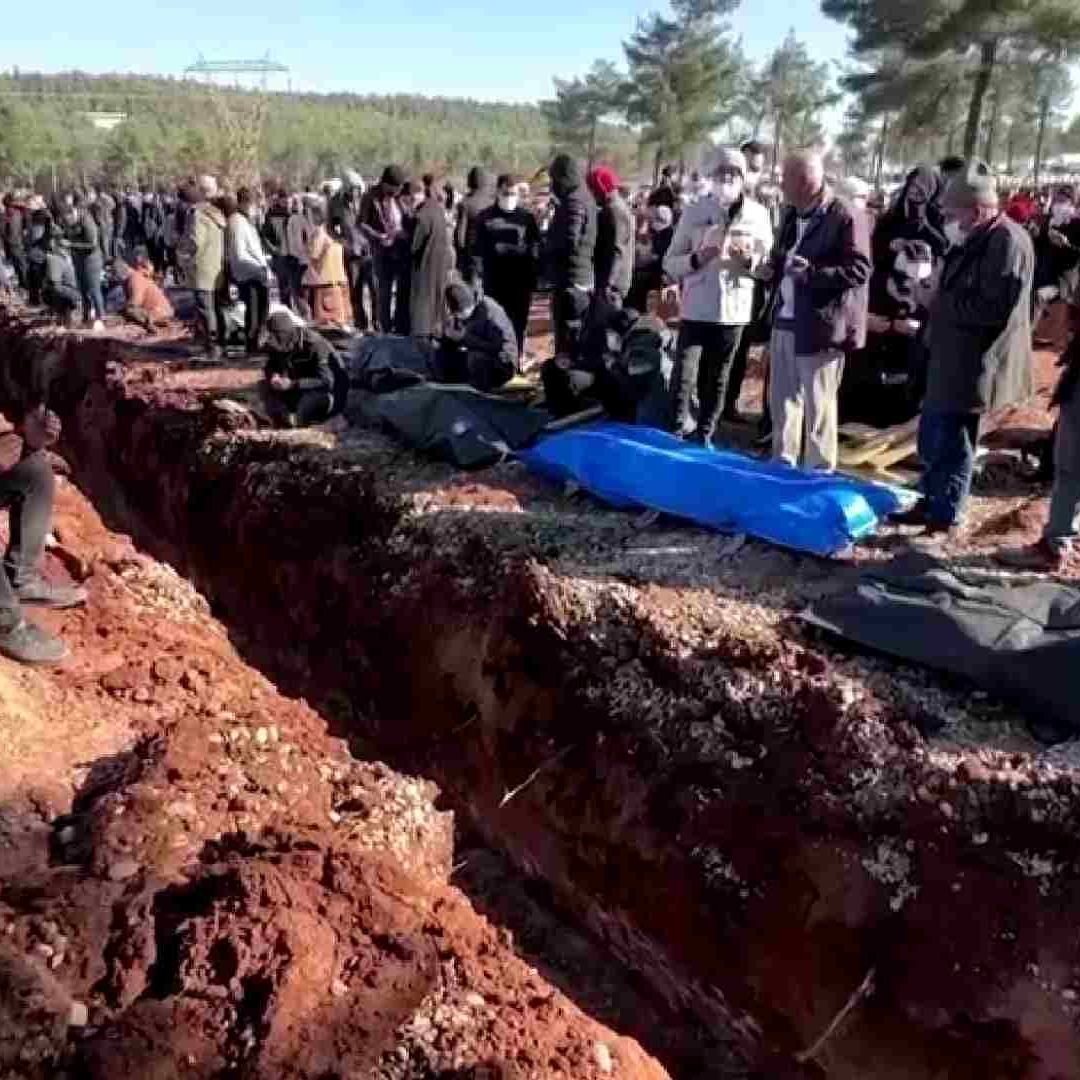 Tras sismo, Siria y Turquía sepultan a sus muertos