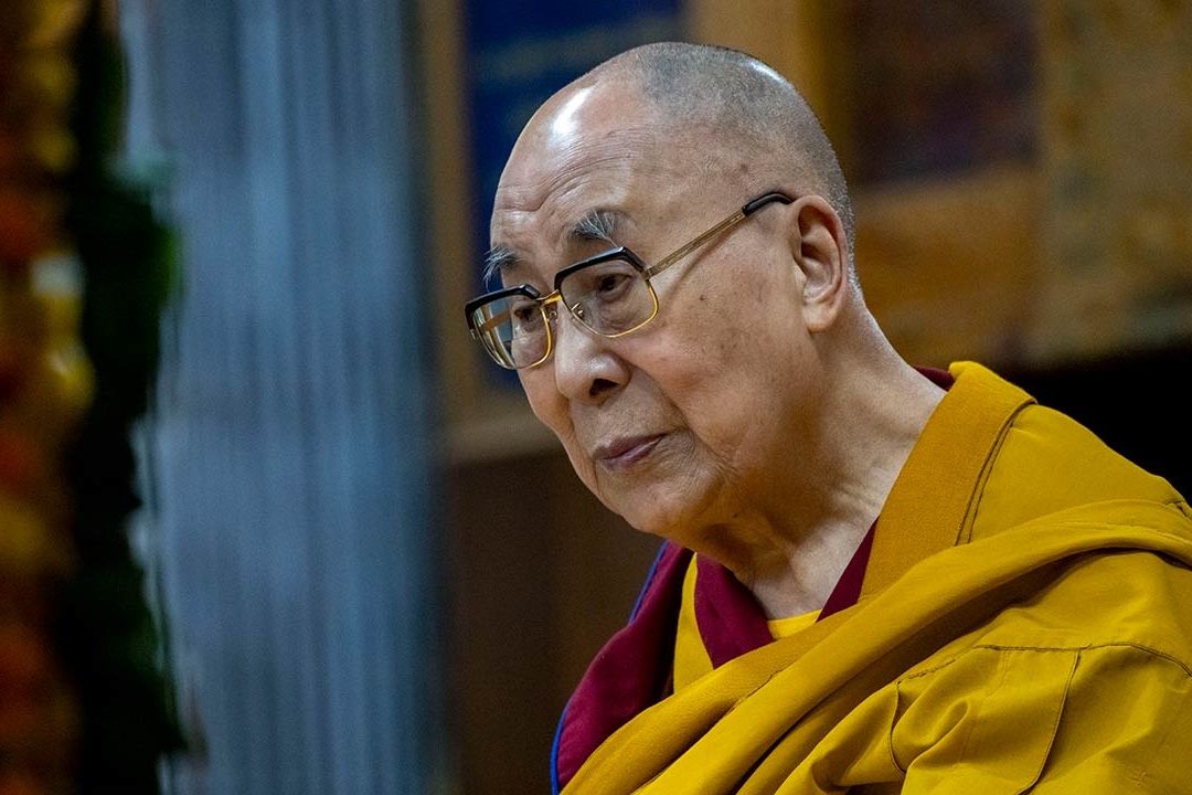 Sudáfrica Pide Arresto del Dalái Lama por Video de Beso a Menor