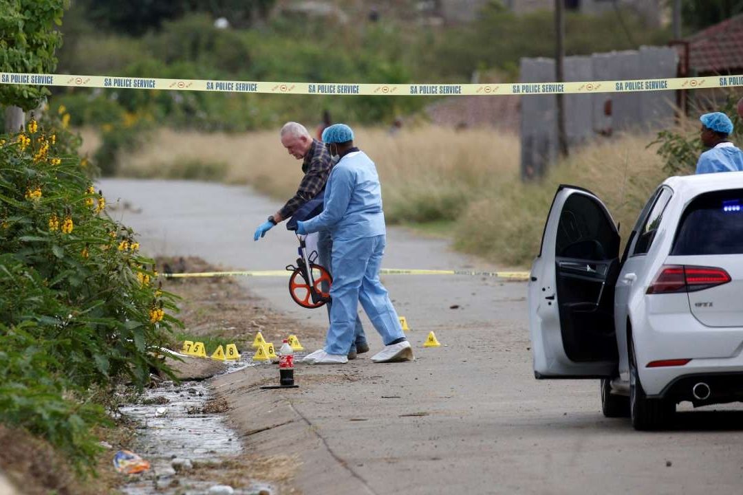 La policía anunció en un principio que las víctimas eran siete mujeres y tres hombres, pero posteriormente dijo que por lo menos un menor estaba entre los fallecidos