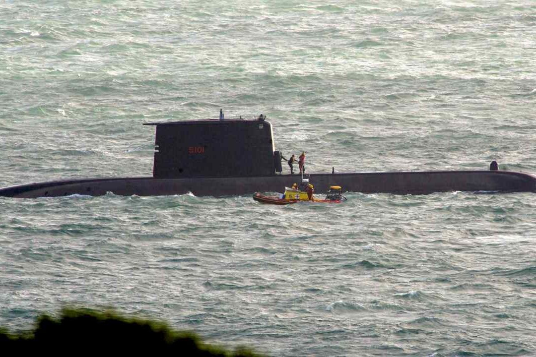 Tres tripulantes de un submarino mueren por fuerte oleaje en Sudáfrica