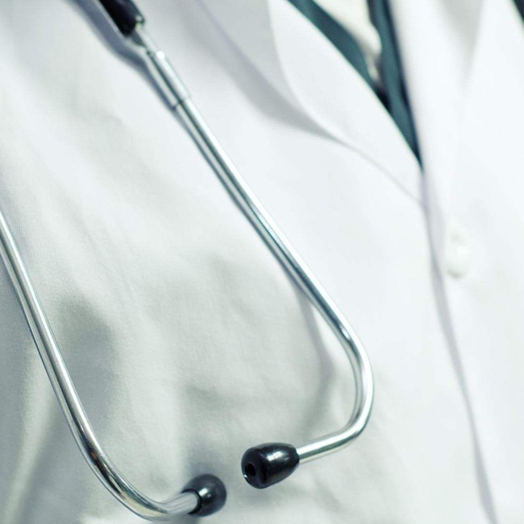Un doctor con su estetoscopio