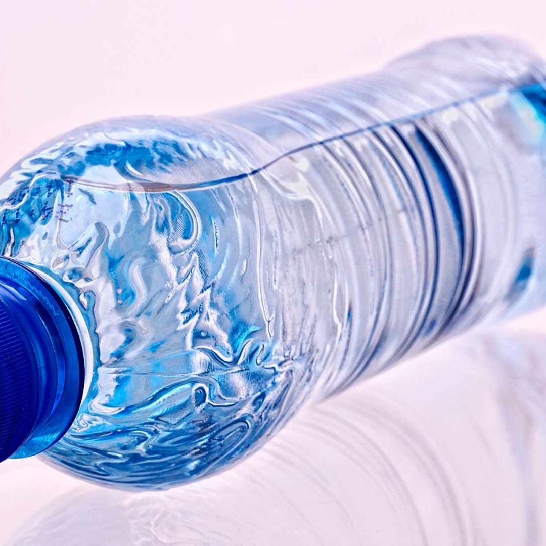 México lidera lista de países en AL en tomar agua embotellada