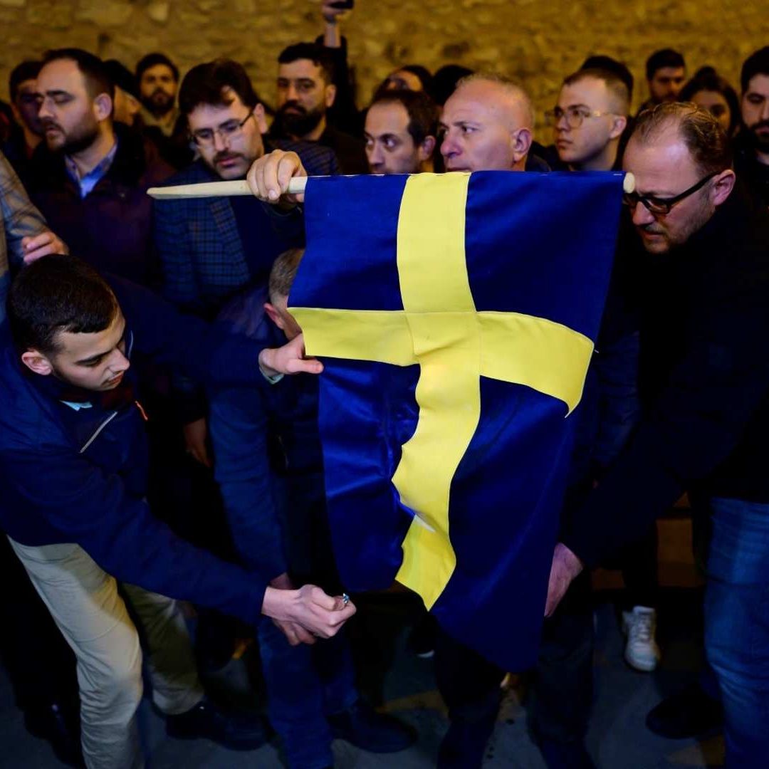 Manifestantes después de que se quemara una copia del Corán cerca de la Embajada de Turquía en Estocolmo