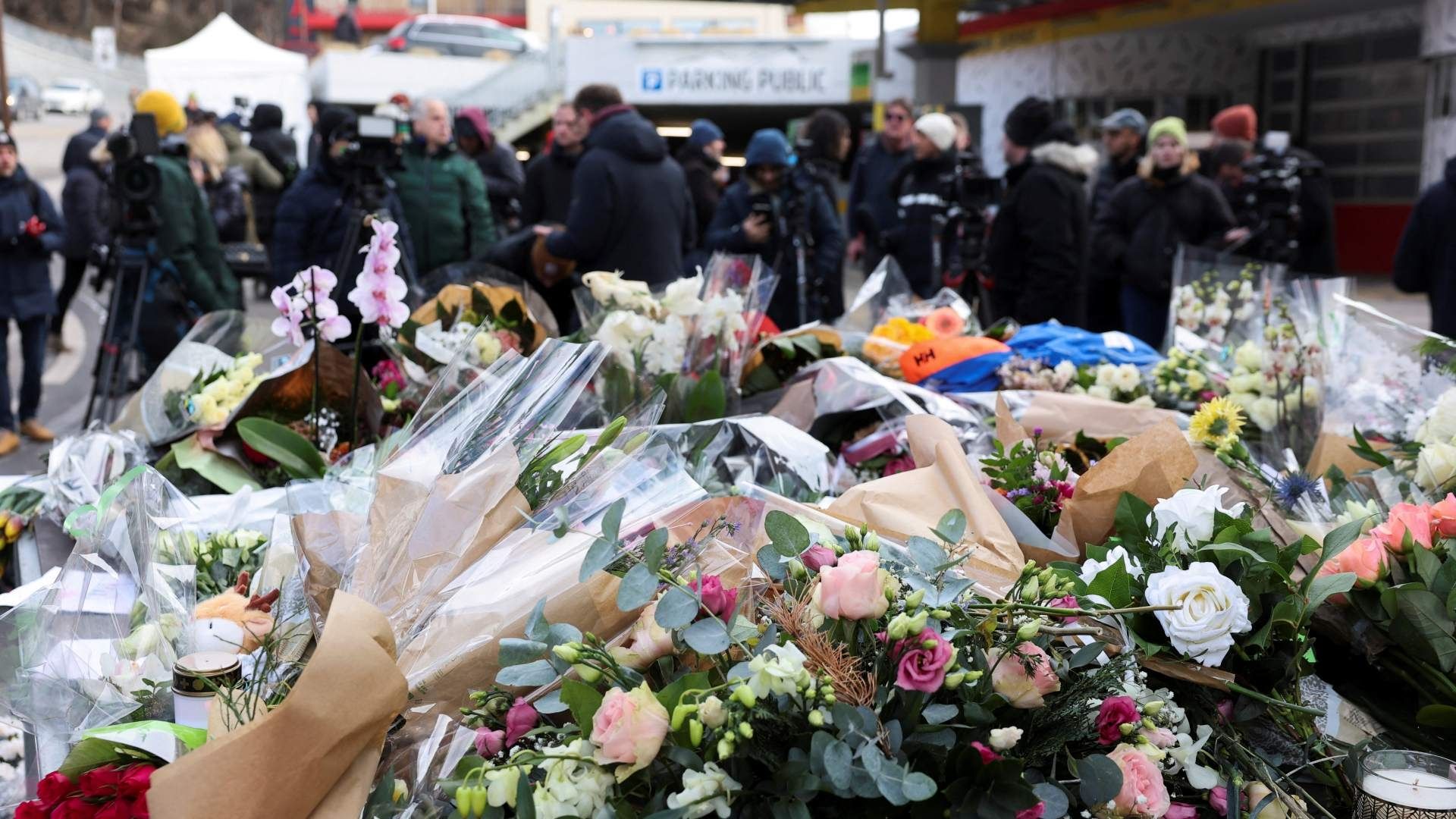 Ofrendas florales afuera del bar "Le Constellation", después de un incendio y explosión en la exclusiva estación de esquí de Crans-Montana. Foto: Reuters