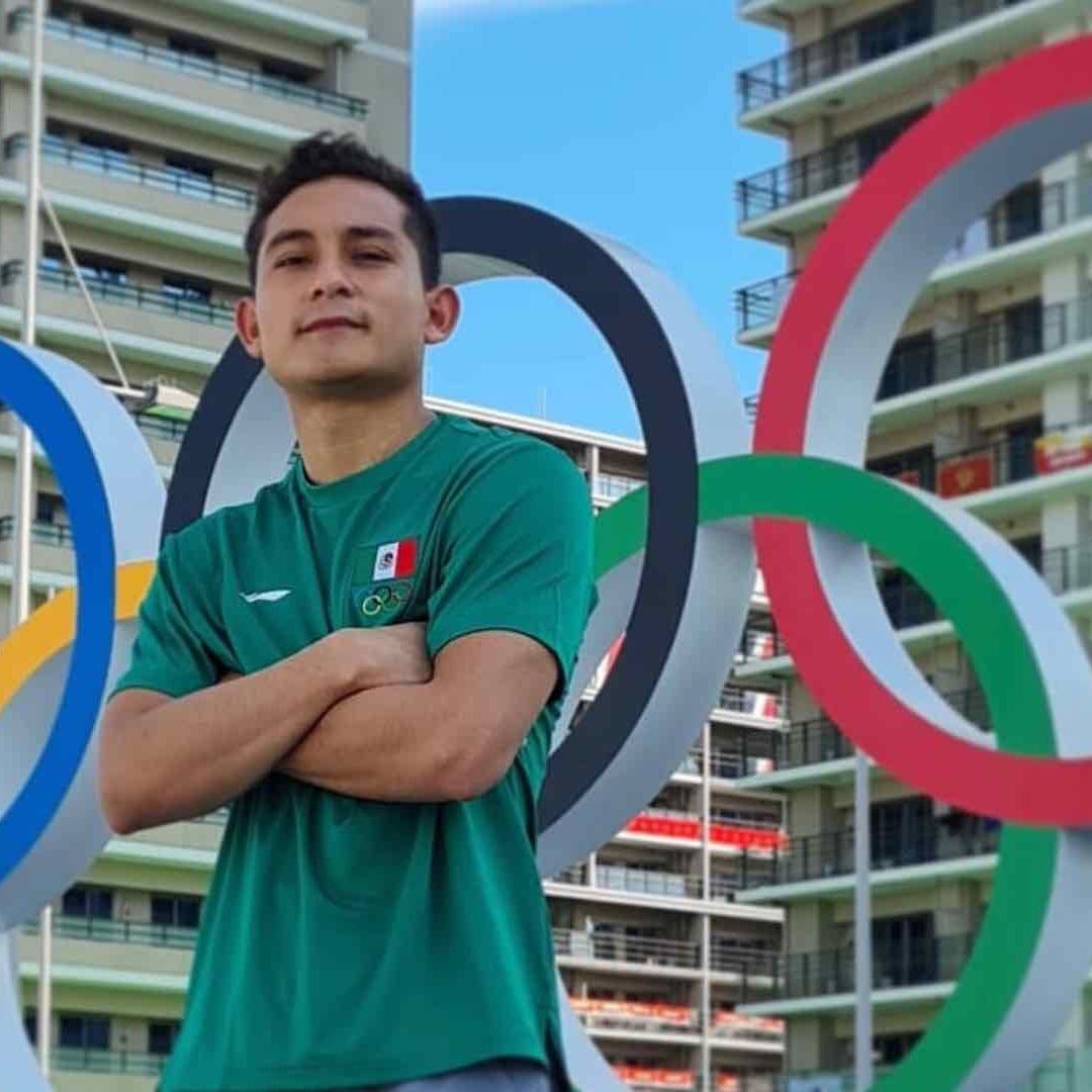 Kevin Berlín posa a lado de los anillos de los Juegos Olímpicos