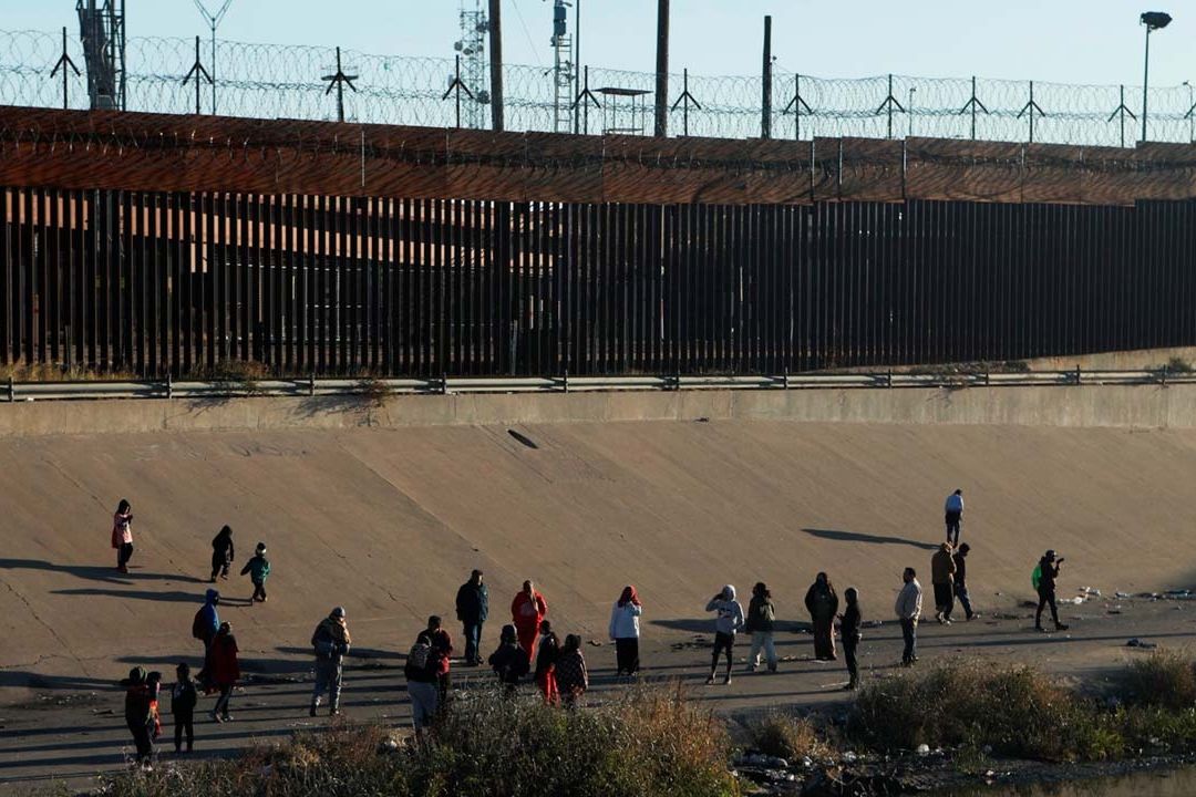 Gobernador de Texas, Greg Abbott, anunció despliegue de unidad de la Guardia Nacional que operará con helicópteros para evitar la entrada de migrantes