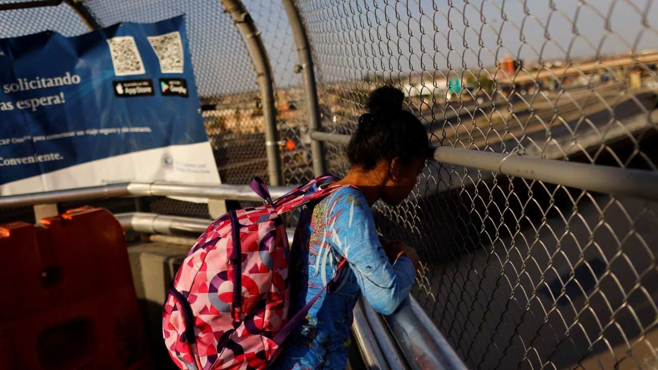 El menor desplazamiento de migrantes coincide con la decisión de México de "no otorgar" documentos para transitar por el país