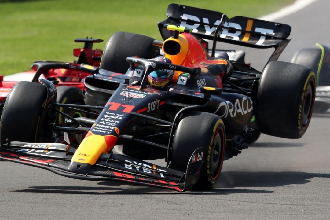 'Checo', de 33 años, segundo en el campeonato, que largaba quinto, efectuó una sensacional salida y cuando estaba a punto de rebasar a ambos Ferrari