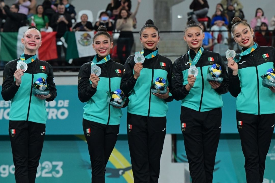 "¡Viva México!", "¡Nos vamos a París!", gritaban emocionadas ante la prensa que se peleaba por entrevistarlas