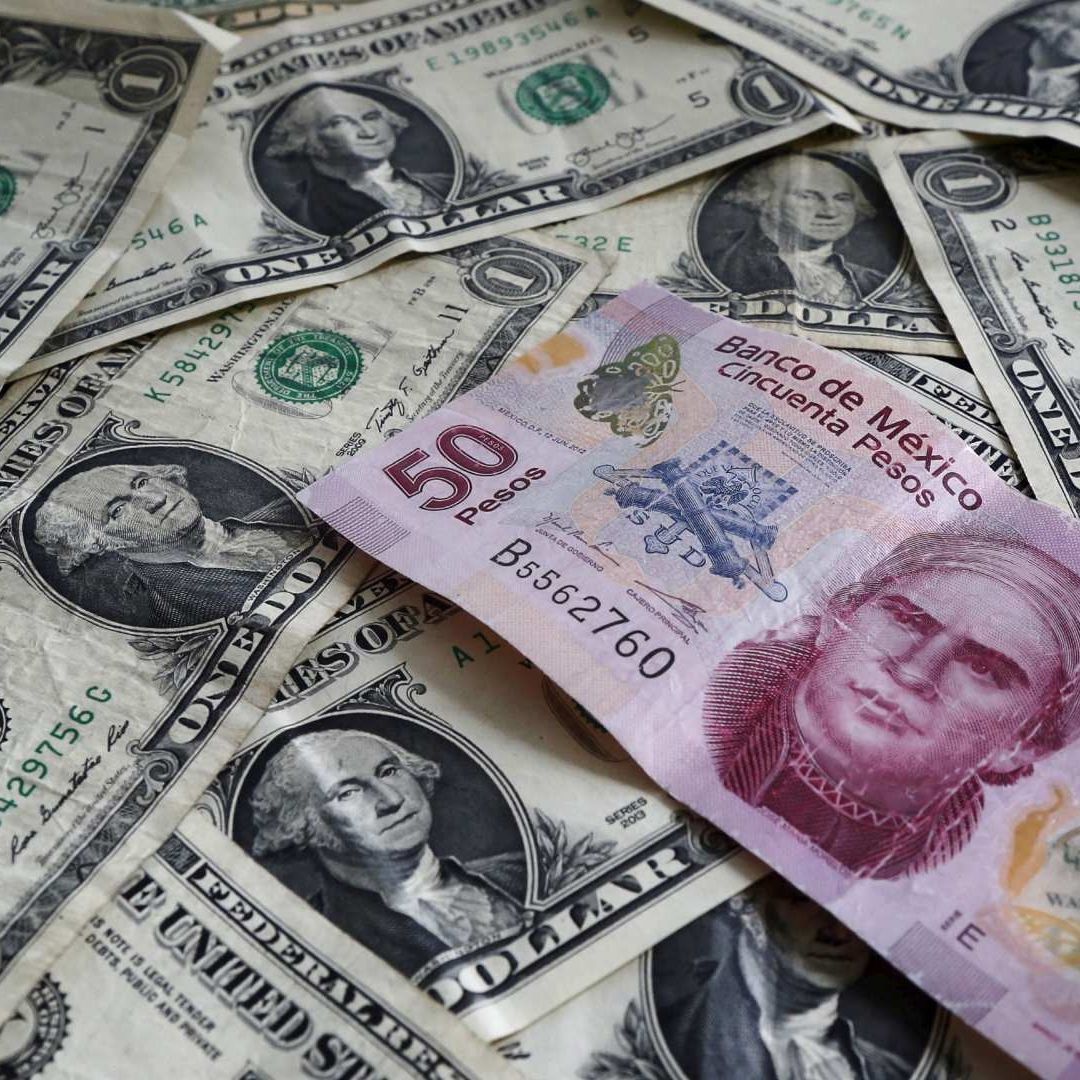 Billetes de pesos mexicanos y dólares estadounidenses en la Ciudad de México