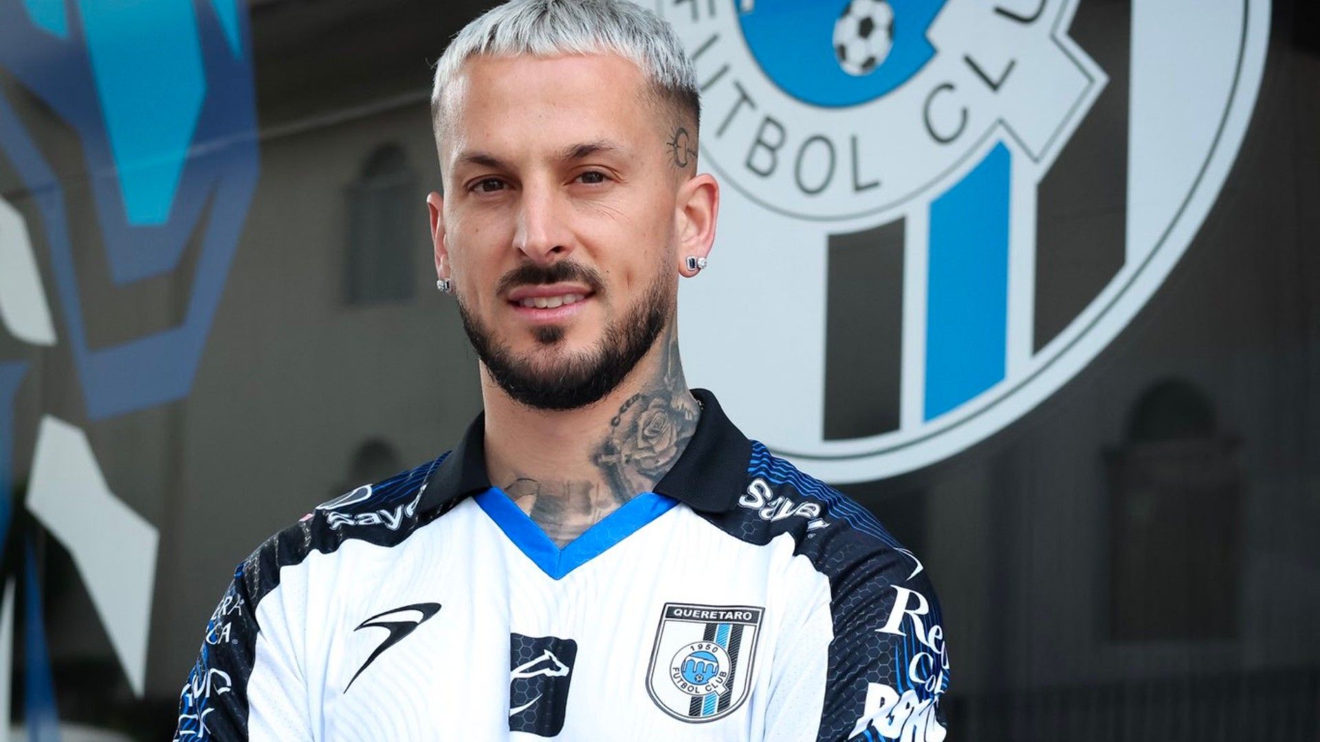 Se espera que el 'Pipa' Benedetto ayude al Querétaro a salir del hoyo en que se encuentra. Foto @Club_Queretaro