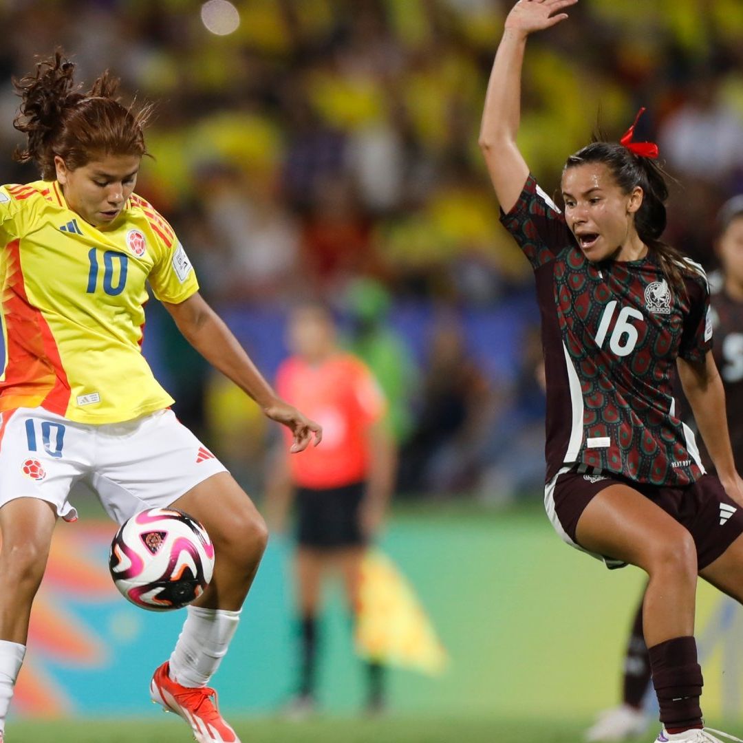 Gabriela Rodríguez de Colombia disputa el balón con Yareli Valadez de México