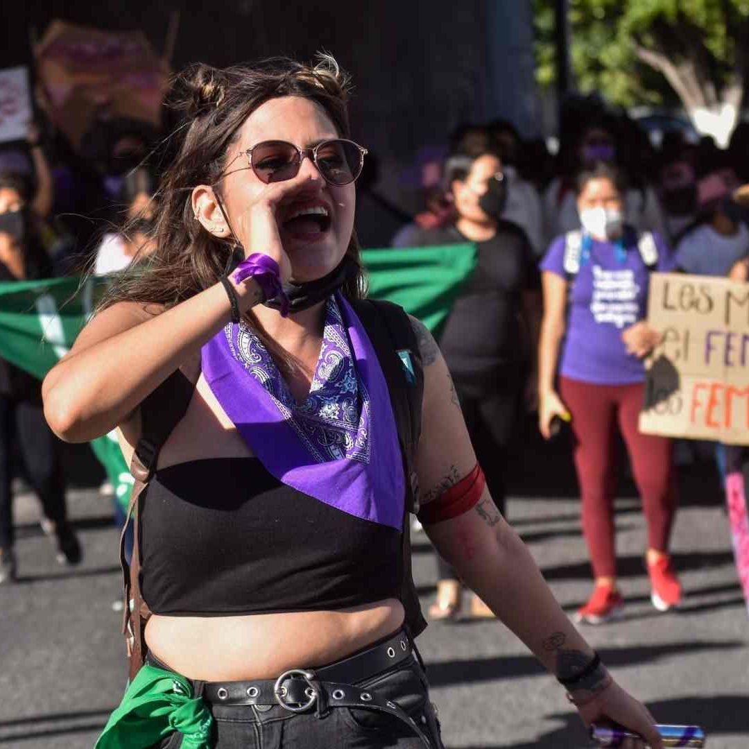 Mujeres marchan el Día Internacional de la Mujer para exigir igualdad de género y eliminar la violencia.