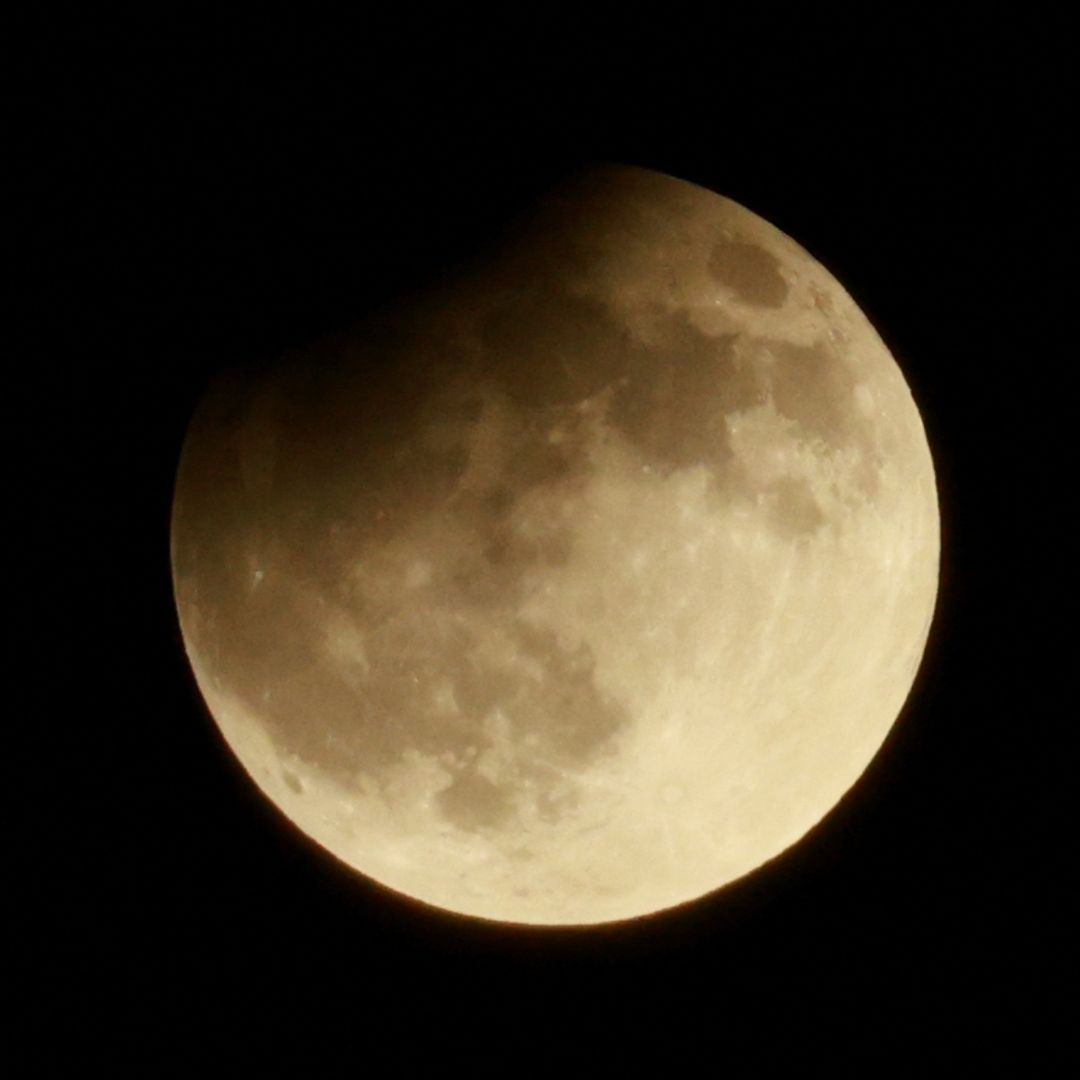 Espectaculares Imágenes Alrededor del Mundode la Superluna junto con Eclipse Lunar Parcial