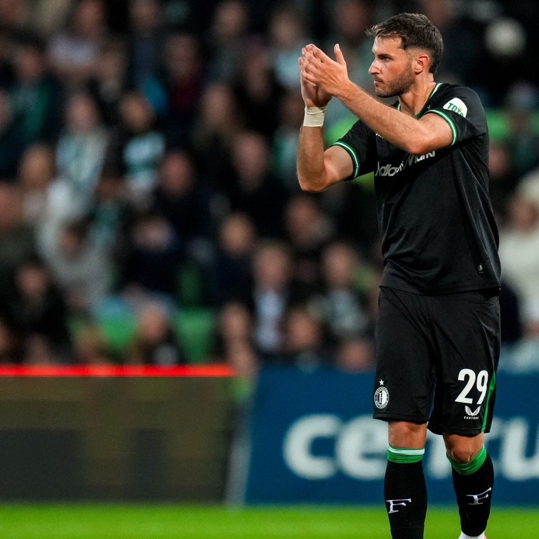 Santi Giménez jugó 68 minutos el sábado pasado ante FC Groningen. Foto Feyenoord