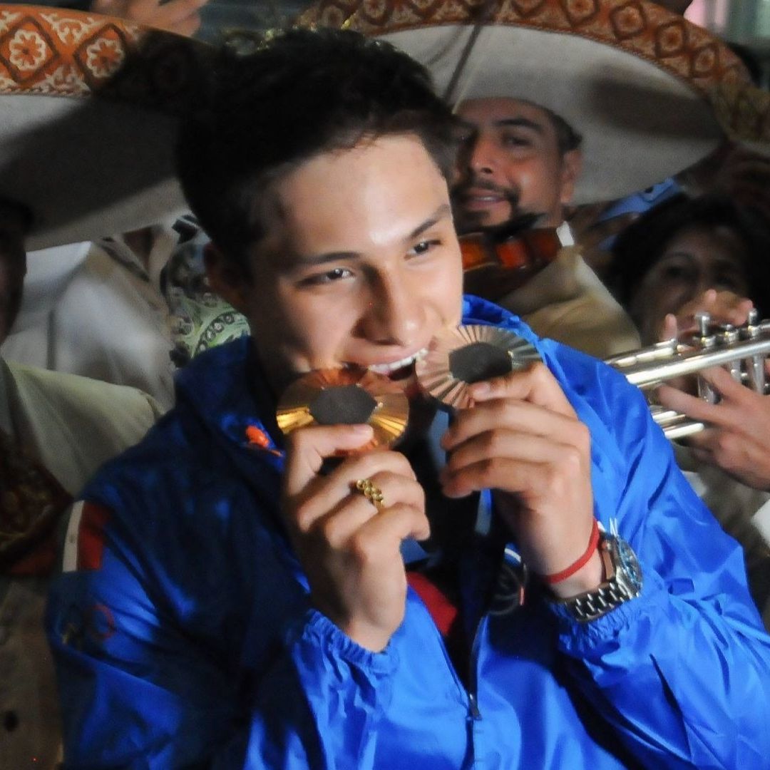 Operan con Éxito a Osmar Olvera, Doble Medallista Olímpico