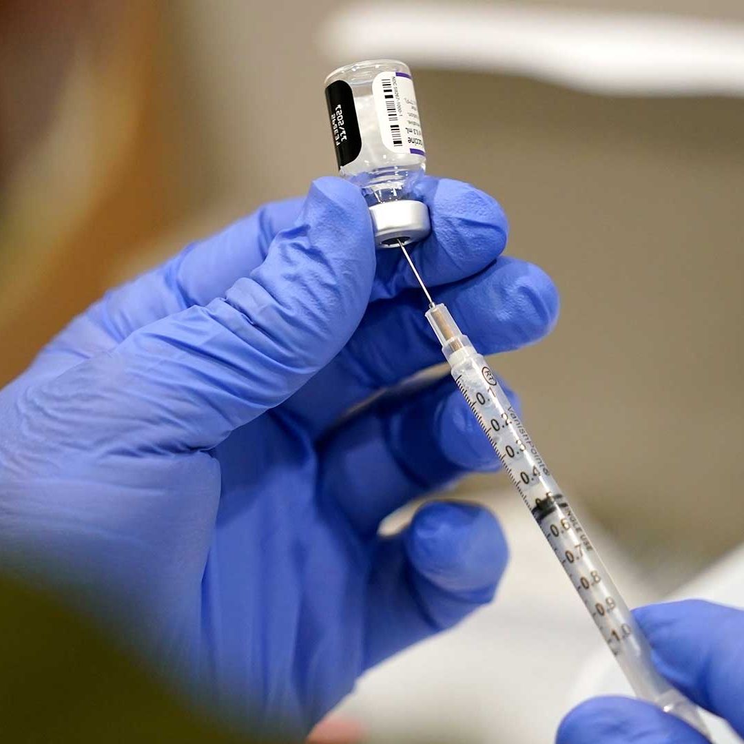Tras las pruebas de Pfizer y BioNTech, otros laboratorios se han sumado a esta carrera como Novavax. Fuente: AP