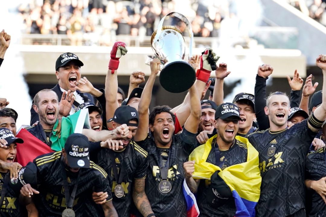 Carlos Vela con el trofeo de campeón de la MLS Cup 2022