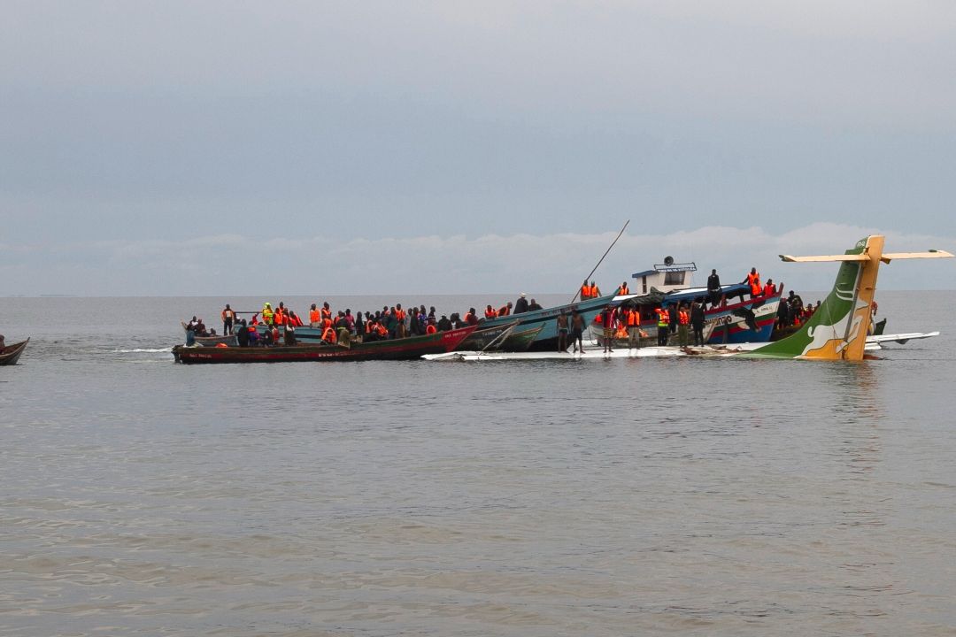 Operaciones de rescate tras el accidente de un avión en el lago Victoria, en Tanzania. Foto: AFP