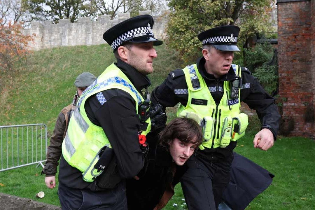 Un hombre arrojo huevos al rey Carlos en York
