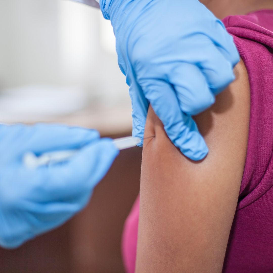 Persona recibe una vacuna en el brazo