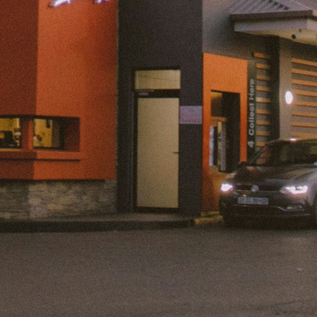 Policía Detiene a Hombre con Parálisis Facial en Restaurante; Creyeron que Estaba Borracho