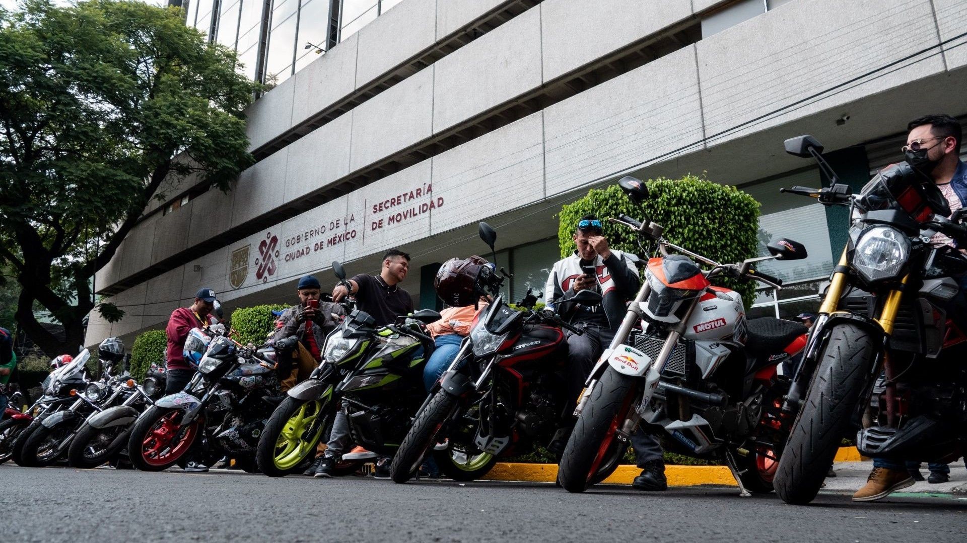 Protesta de motociclistas en Semovi