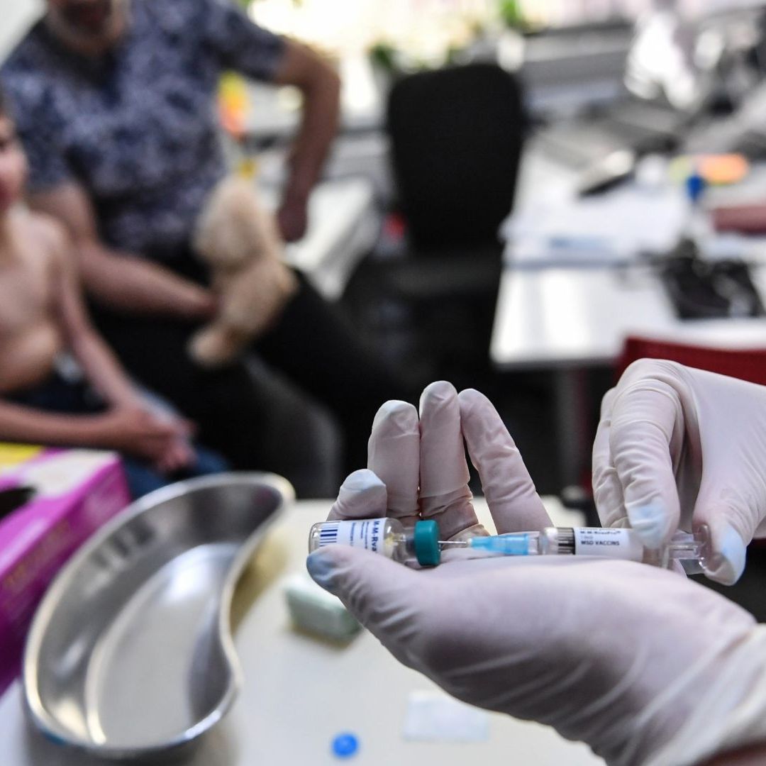 Un médico prepara una vacuna contra el sarampión que se aplicará un niño